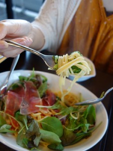 ハモンセラーノとベビーリーフのペペロンチーノ